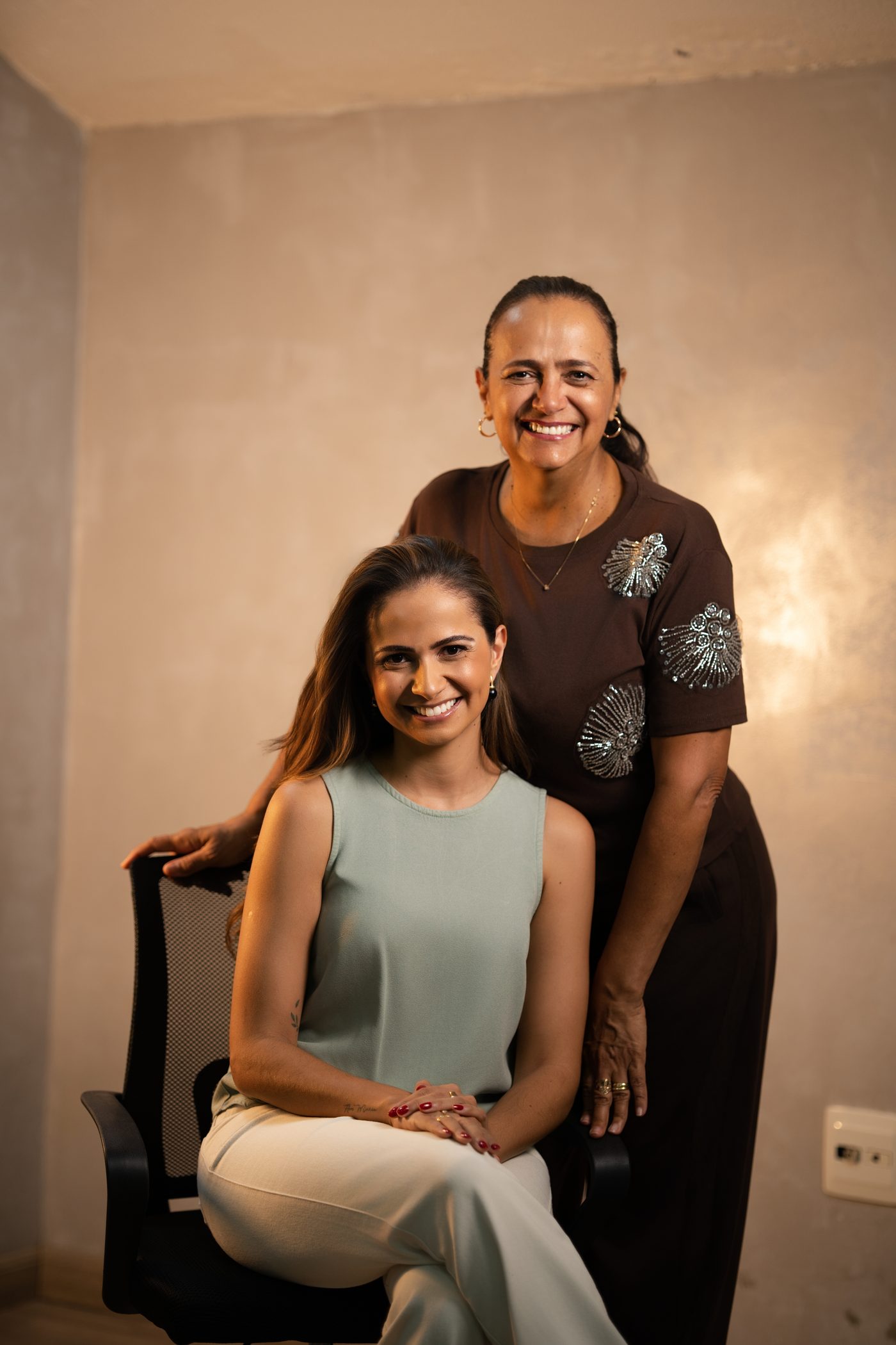 Ela e a mãe na Qualific